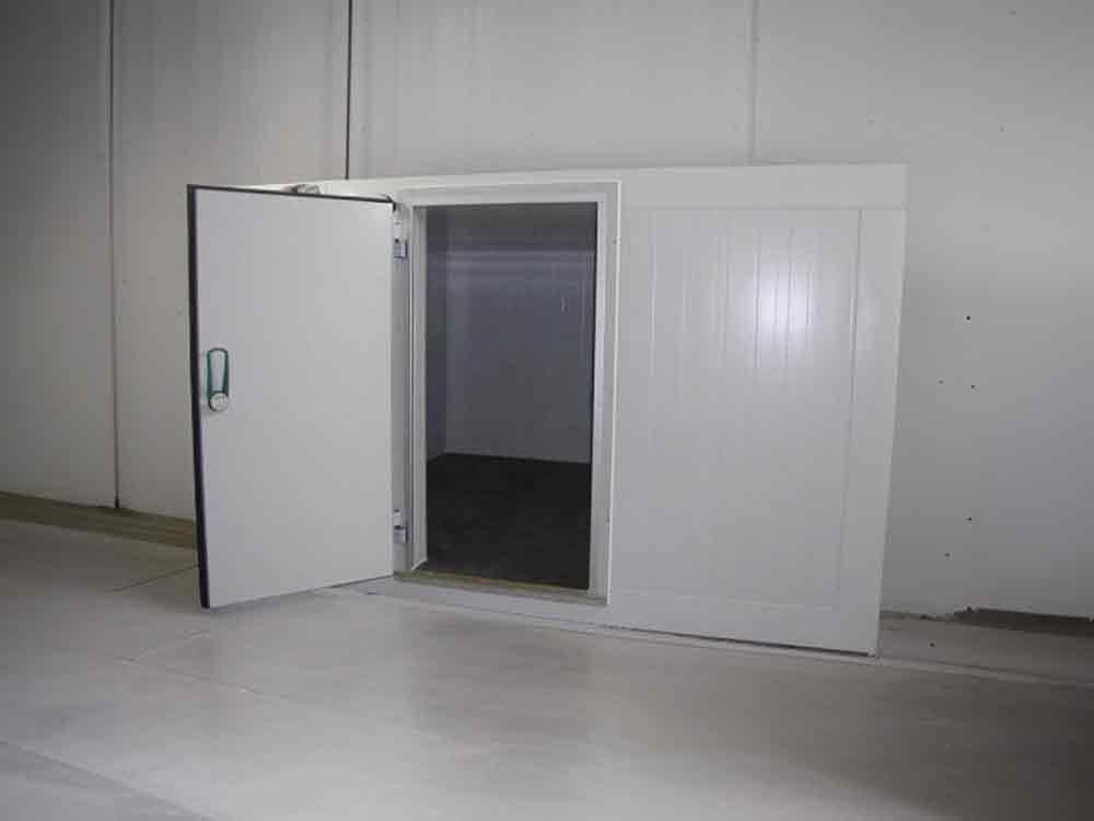 Eine Kühlzelle mit Drehtür bzw. isolierter Kühlraumtür