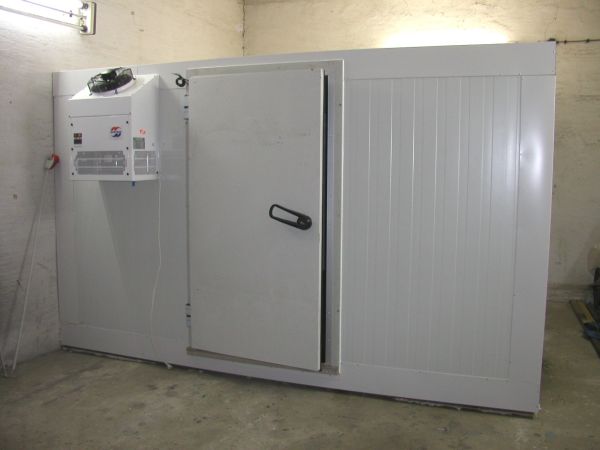 Eine Kühlzelle mit Einbaukältesatz die im Innenbereich errichtet wurde