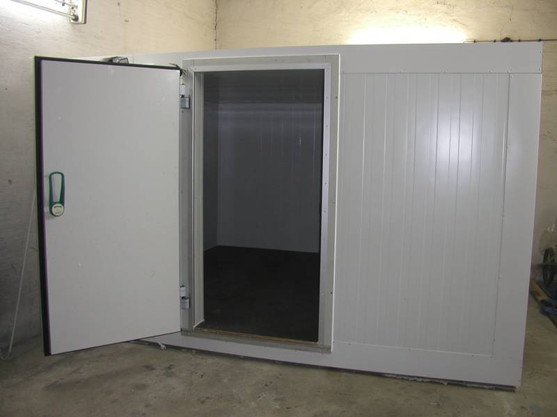 Eine Kühlzelle mit Drehtür bzw. isolierter Kühlraumtür